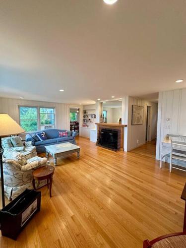 Cuisine ou kitchenette dans l'établissement Hard Aground - Ocean View - Pet Friendly! SWH