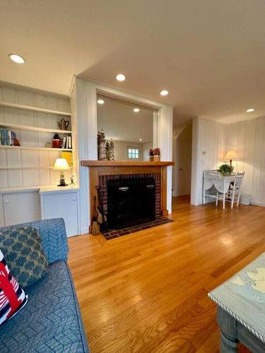 Coin salon dans l'établissement Hard Aground - Ocean View - Pet Friendly! SWH