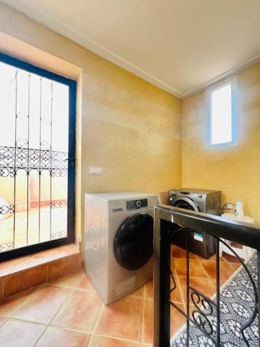 Un lugar para sentarse en Villa Mly Ismail avec piscine privative