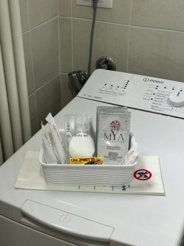 a basket sitting on top of a washing machine at Casa al mare in Fano