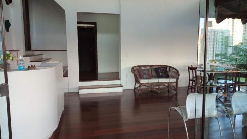 a living room with a table and chairs in a room at Blu Hostel in Blumenau