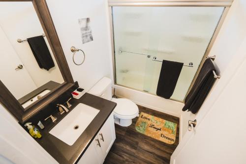 Koupelna v ubytování Chic 1-Bedroom with Dinning area in Central Location Close to Downtown with Free Parking