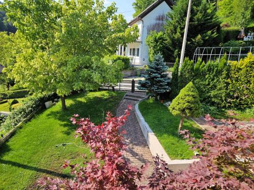 En have udenfor Sweet Spot Holiday home 700 m from Terme