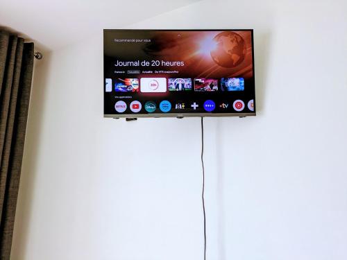 un téléviseur à écran plat accroché au mur dans l'établissement Appartement 3 pièces à seulement 5km de Paris - for 2 to 7 Guests !, à Fontenay-aux-Roses