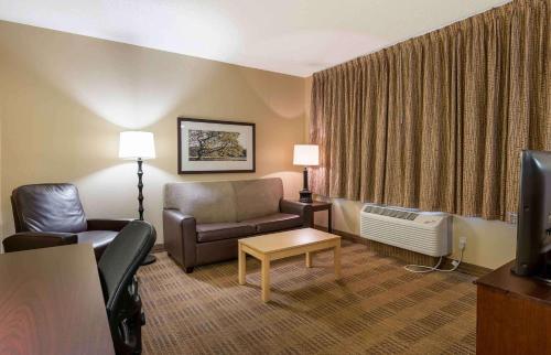 a living room with a couch and a chair at Extended Stay America Select Suites - Peoria - North in Peoria