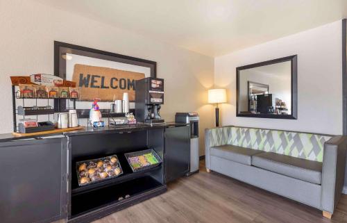 Kuchyň nebo kuchyňský kout v ubytování Extended Stay America Suites - Wichita - East