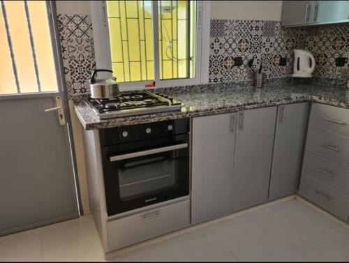 een keuken met een fornuis en een aanrechtblad bij Mestura Marina Tanger in Tanger