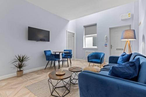 a living room with a blue couch and a table at Modern Apartment Off-Road Parking-Twin Room Suite 4 in Nottingham