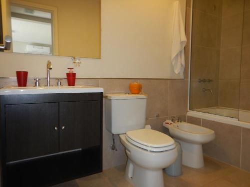 une salle de bain avec toilettes, lavabo et baignoire dans l'établissement Del Sol Dto 210, à Pinamar