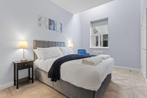 a bedroom with a large bed and a window at Modern Apartment Off-Road Parking-Twin Room Suite 4 in Nottingham