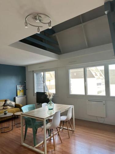 un salon avec une table et des chaises dans l'établissement Appartement Trouville Duplex piscine chauffée, à Trouville-sur-Mer