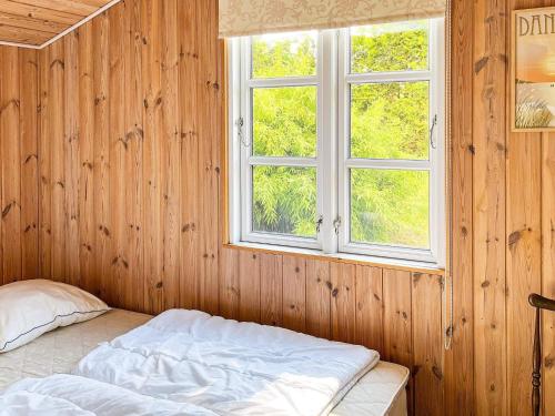 une chambre avec un lit et une fenêtre dans l'établissement 6 person holiday home in Hadsund, à Hadsund