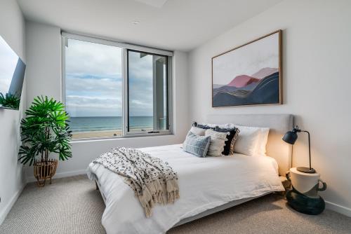 Una cama o camas en una habitación de The Esplanade - Luxuriously Styled New 3 Bed Apt