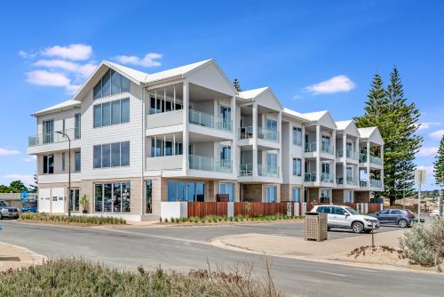 an apartment building on the corner of a street at The Esplanade - Luxuriously Styled New 3 Bed Apt in Moana
