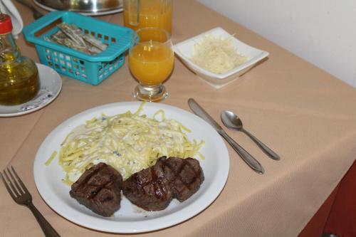 ホテルの敷地内または近くでの食事または食べ物