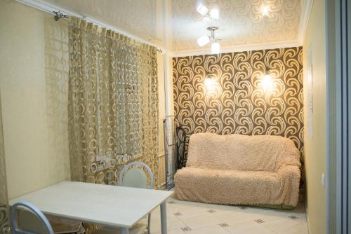 Apartment Decebal في كيشيناو: غرفة صغيرة بها كرسي وطاولة
