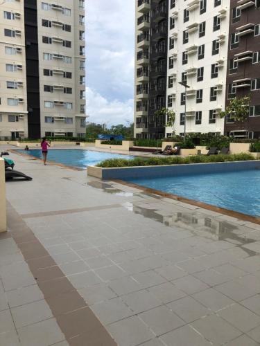 Πισίνα στο ή κοντά στο Spacious 2 Bedroom condo unit for rent