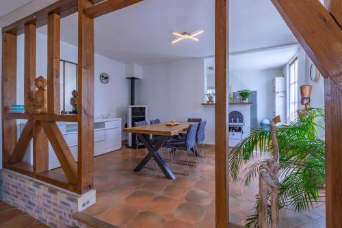 une cuisine et un salon avec une table et une salle à manger dans l'établissement La joie de vivre: logement entier, parking privé, à Sainte-Savine