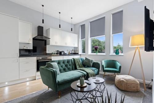 een woonkamer met een groene bank en 2 stoelen bij Modern Apartment King with Free Parking Suite 6 in Nottingham