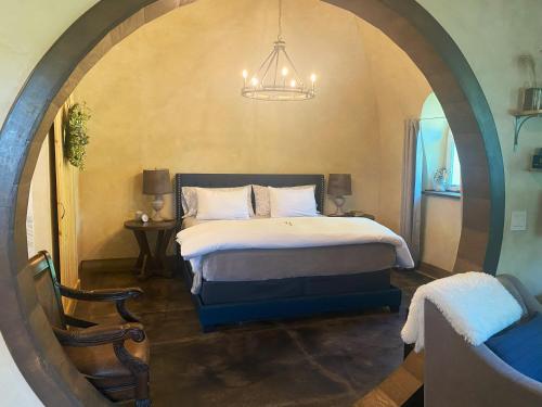 a bedroom with a large bed in an archway at Burrowdale Inn in Bella Vista