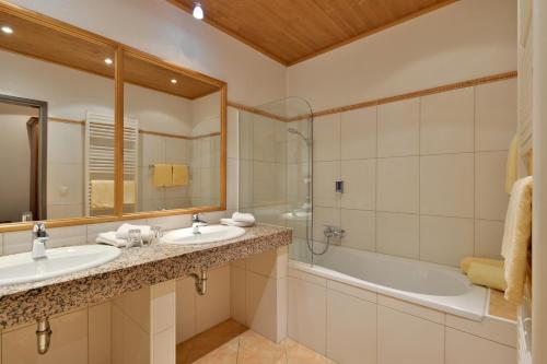 Un baño de Familienparadies Sporthotel Achensee - FAMILIES ONLY