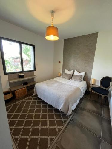 una camera da letto con un letto bianco e una finestra di Villa Moderne Cote d Azur a Puget-sur-Argens