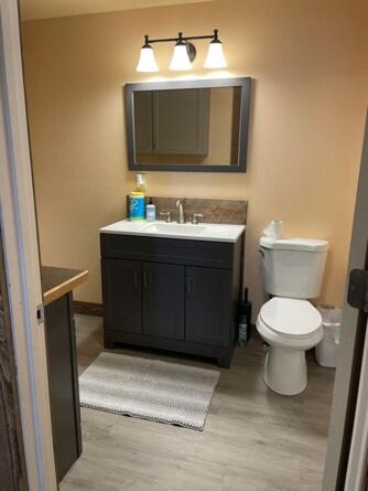 Ванная комната в ParkWay Yellowstone Guest Apartment