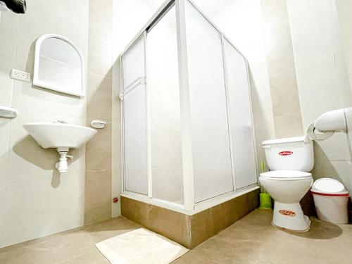 a bathroom with a toilet and a sink at Hostal D'Meli in Puerto López