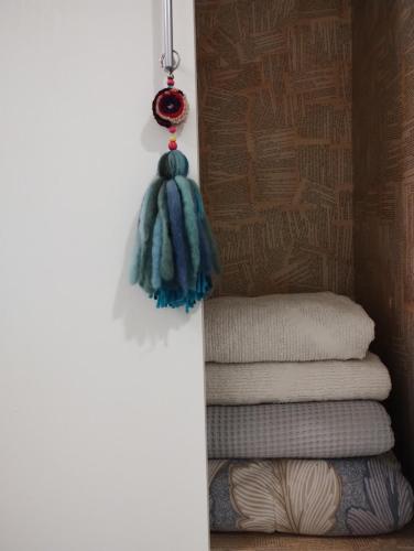 烏斯懷亞的住宿－Casa cronopio，毛巾架上的一组折叠毛巾
