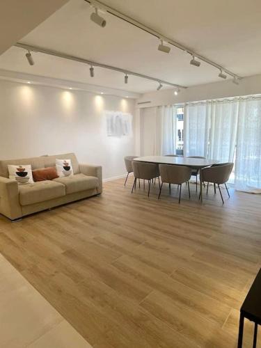 un salon avec un canapé, une table et des chaises dans l'établissement Appartement 4 pièces de luxe à Juan-les-Pins, à Antibes