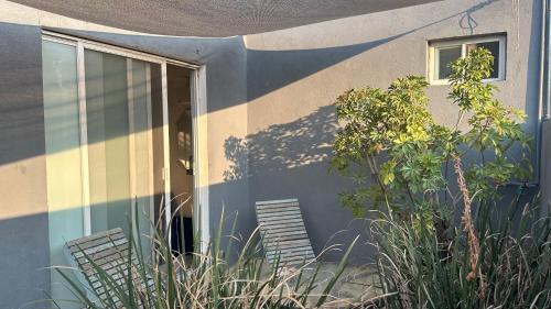 una casa con dos sillas delante de un edificio en Maison Pascual - Centro Histórico, en San Luis Potosí