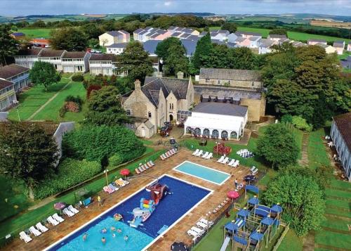 una vista aérea de una casa con piscina en Amazing Home In Newquay With Indoor Swimming Pool, Wifi And Heated Swimming Pool en Newquay