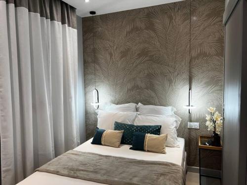 库鲁Loft-ciné-wifi 4 pers的一间卧室，配有一张大床和两个枕头
