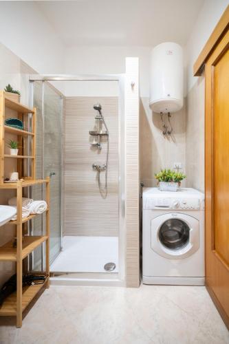 a washing machine in a bathroom with a shower at Tramonto D'oro in Gallipoli
