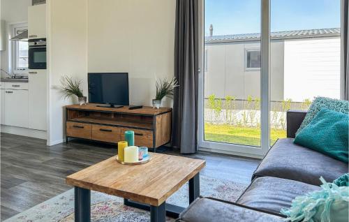 ScherpenisseにあるVakantiepark De Zeeuwse Parelのソファとコーヒーテーブルのあるリビングルーム