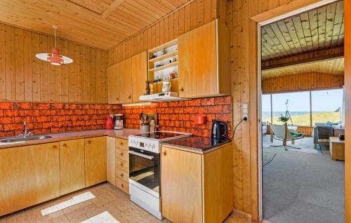 Η κουζίνα ή μικρή κουζίνα στο Lovely Home In Hundested With Wifi