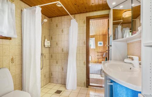 Ένα μπάνιο στο Lovely Home In Hundested With Wifi