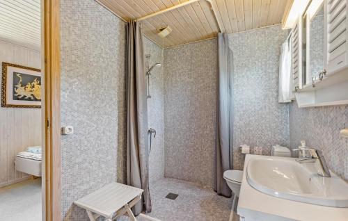 Ένα μπάνιο στο Lovely Home In Hundested With Wifi