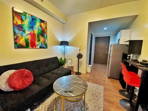 Una cocina o zona de cocina en Air Makati -CitySkyline View High floor with Balcony