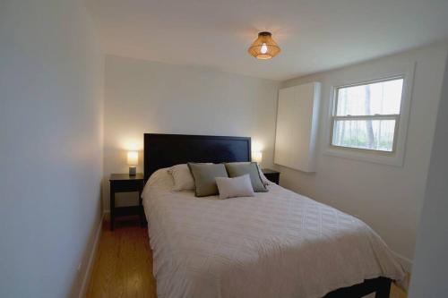 Ένα ή περισσότερα κρεβάτια σε δωμάτιο στο Woodland Hideaway! Relaxing Waterfront Sleeps 10