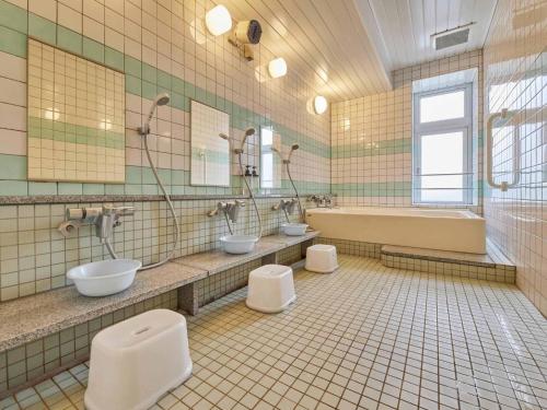 熊谷市にある2-51 Miyamaecho - Hotel / Vacation STAY 8661のバスルーム(トイレ2つ、バスタブ、シンク2つ付)