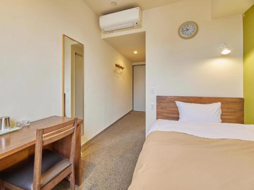 熊谷2-51 Miyamaecho - Hotel / Vacation STAY 8635的一间卧室配有一张床、一张桌子和闹钟