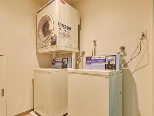a room with a microwave and a washing machine at 2-51 Miyamaecho - Hotel / Vacation STAY 8661 in Kumagaya