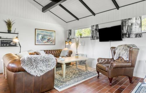 Μια τηλεόραση ή/και κέντρο ψυχαγωγίας στο Cozy Home In Sydals With Wifi