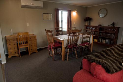 a living room with a dining room table and chairs at The Parklet in Patangata