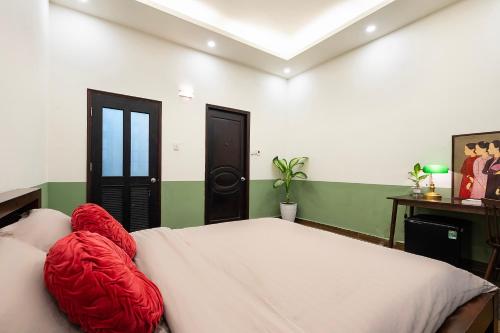 Кровать или кровати в номере Charming A Little Saigon Apartment - Heart of Vibrant District 1