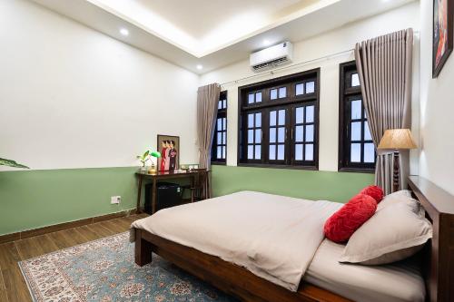 Кровать или кровати в номере Charming A Little Saigon Apartment - Heart of Vibrant District 1
