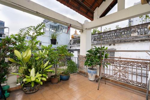 Балкон или терраса в Charming A Little Saigon Apartment - Heart of Vibrant District 1