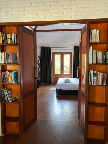 una camera da letto con un letto e scaffali con libri di BIG K HOSTEL a Karimunjawa