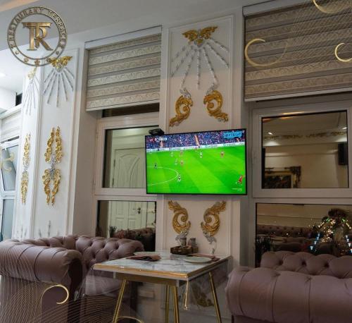 Hotel Tajikgrey Dushanbeにあるテレビまたはエンターテインメントセンター